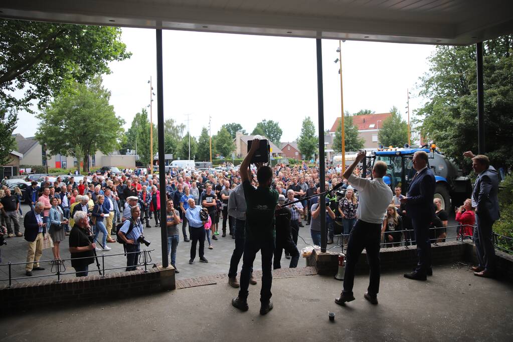 Boeren houden protest met meerdere tractoren