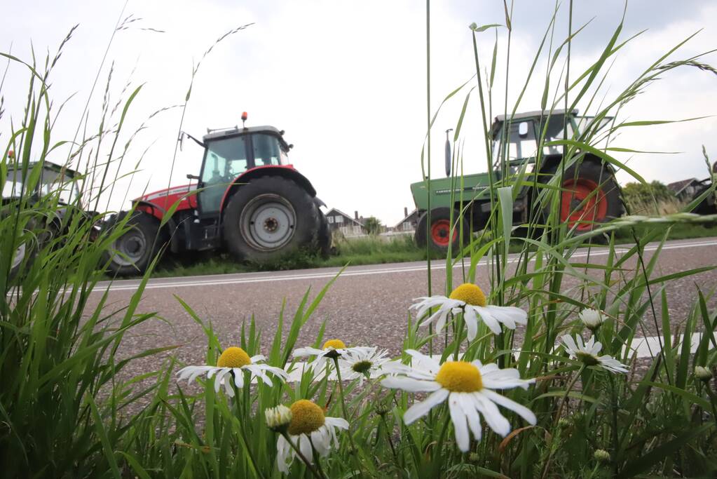 Boeren houden protest met meerdere tractoren