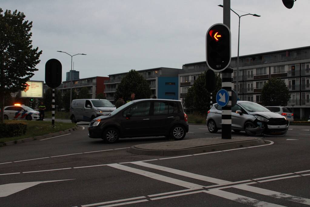Personenauto's botsen op kruispunt