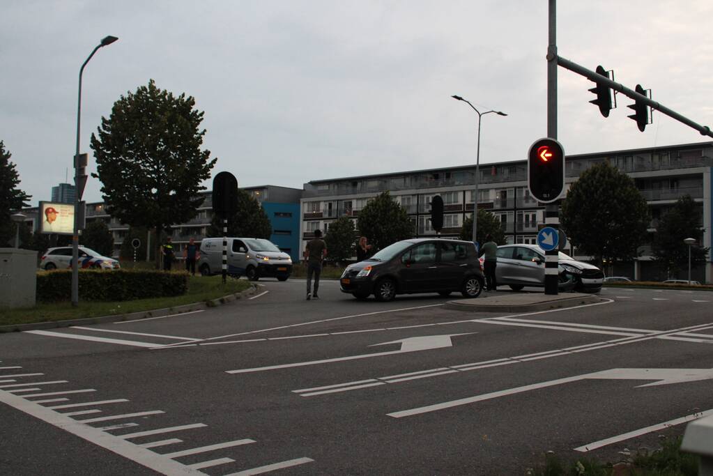 Personenauto's botsen op kruispunt