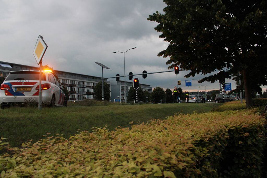 Personenauto's botsen op kruispunt