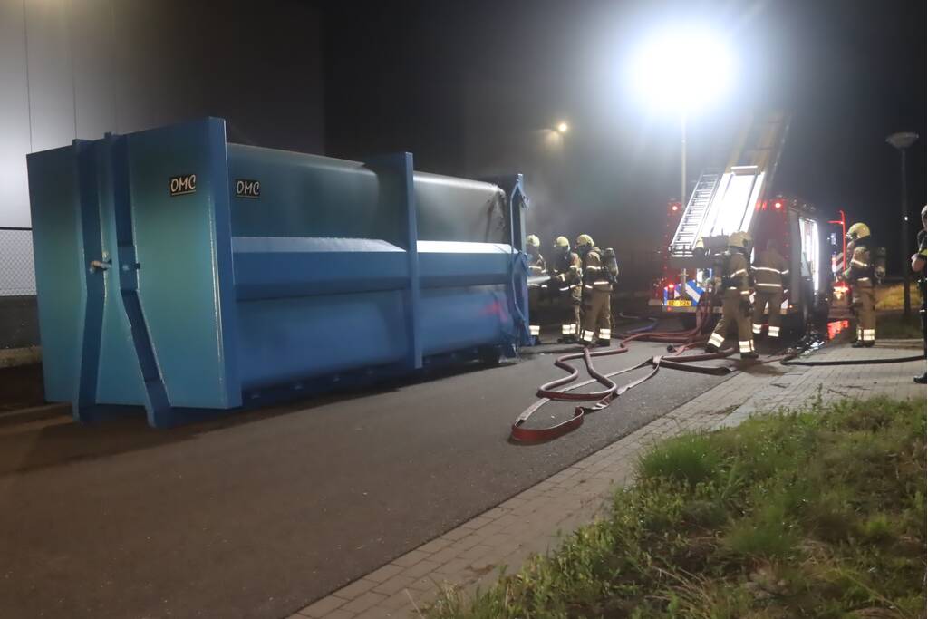 Loods vol rook na brand in container met matrassen