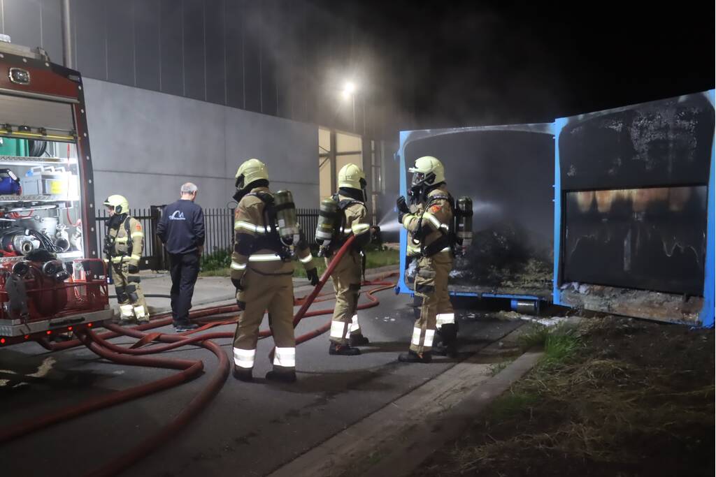 Loods vol rook na brand in container met matrassen