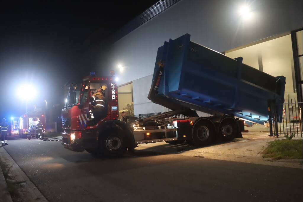 Loods vol rook na brand in container met matrassen