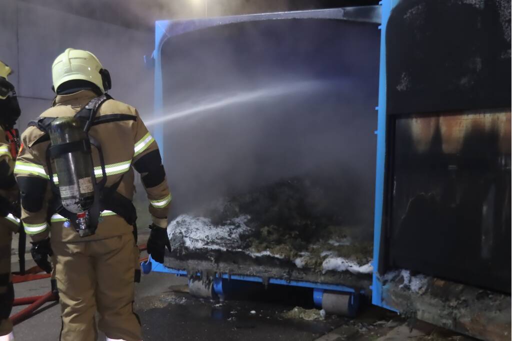 Loods vol rook na brand in container met matrassen