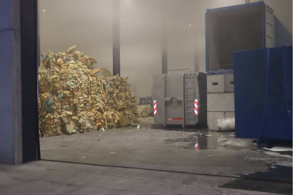 Loods vol rook na brand in container met matrassen