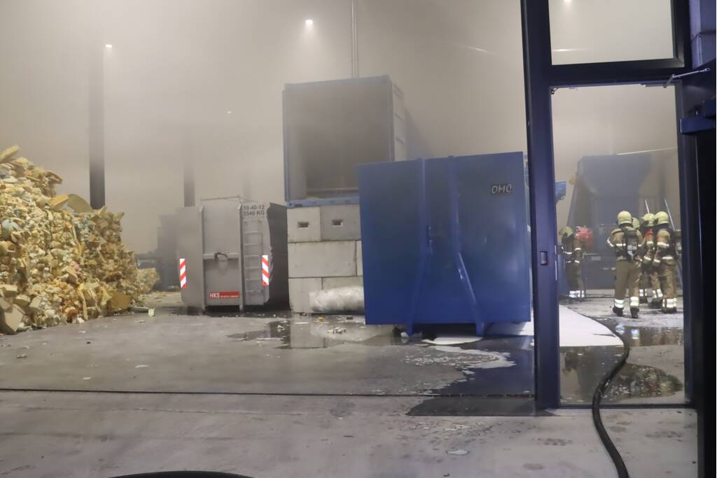 Loods vol rook na brand in container met matrassen