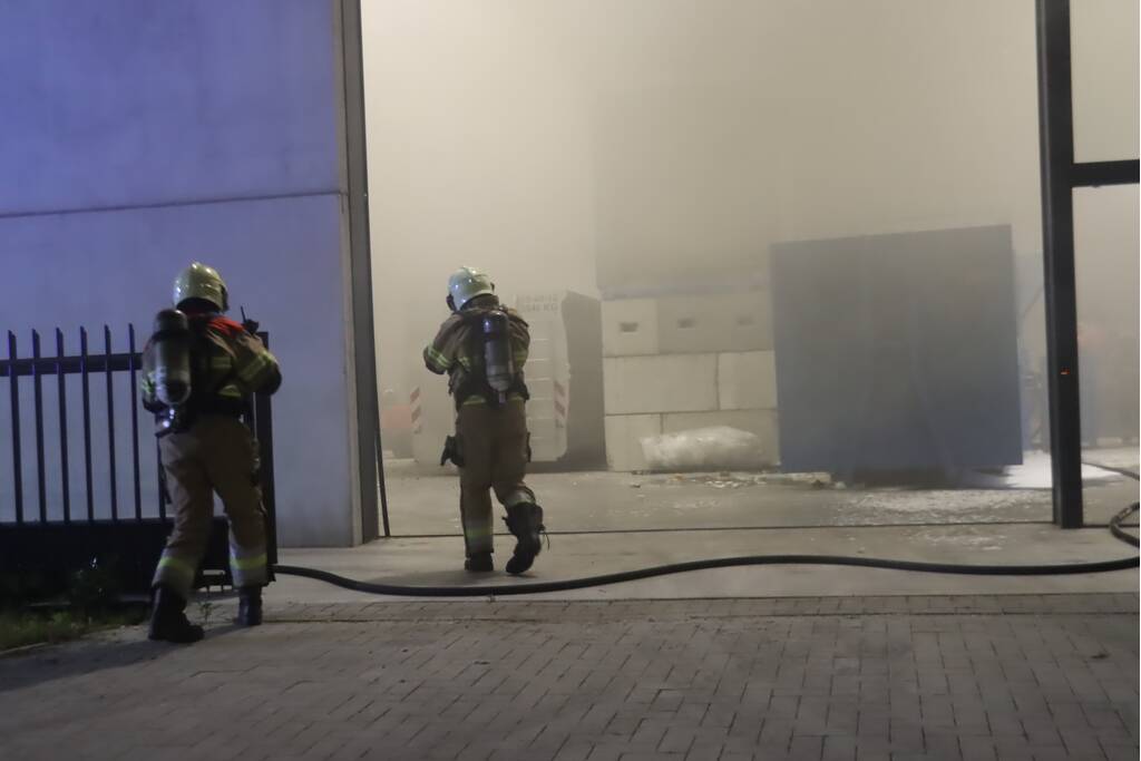 Loods vol rook na brand in container met matrassen