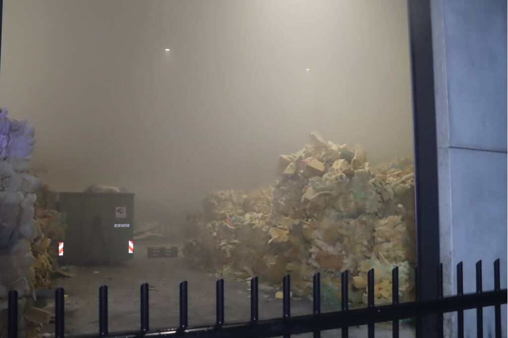 Loods vol rook na brand in container met matrassen