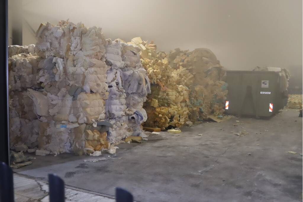 Loods vol rook na brand in container met matrassen