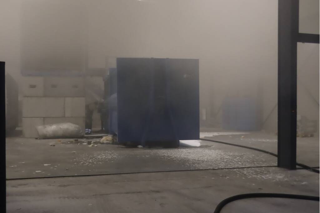 Loods vol rook na brand in container met matrassen