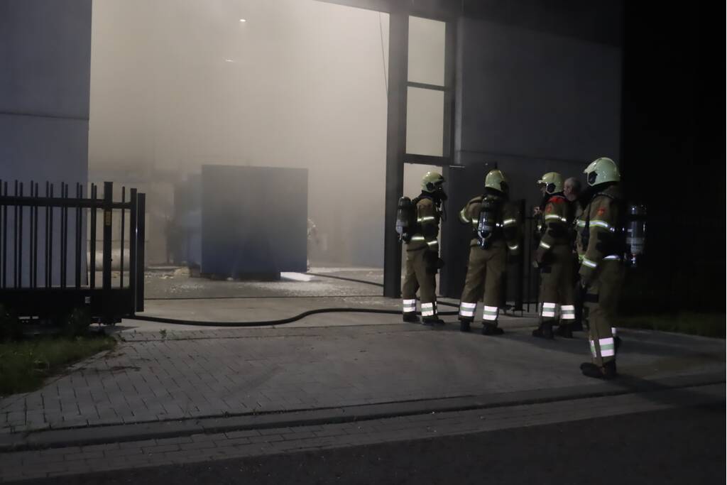 Loods vol rook na brand in container met matrassen