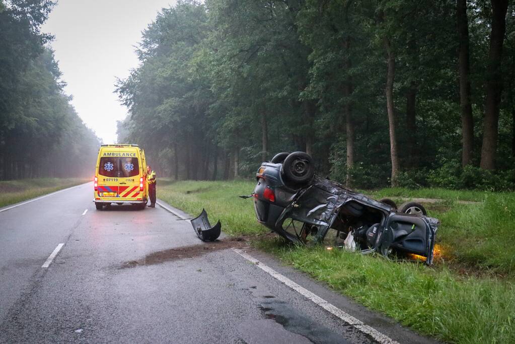 Auto belandt op dak na ongeval