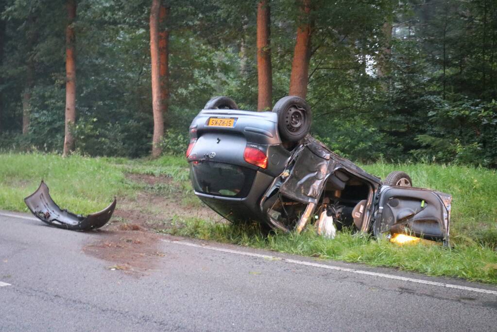 Auto belandt op dak na ongeval