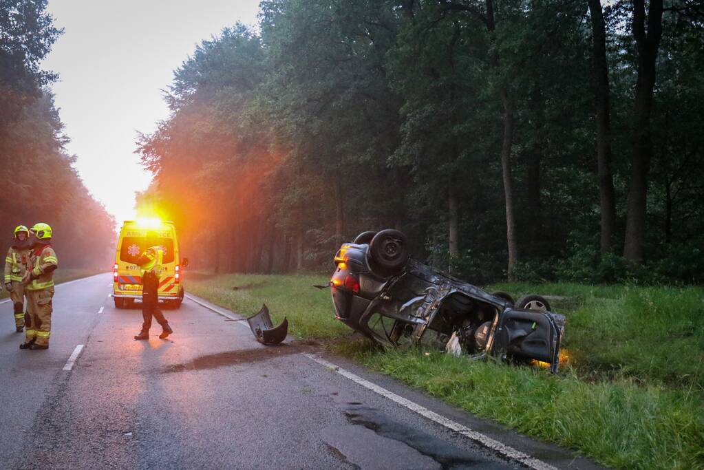 Auto belandt op dak na ongeval
