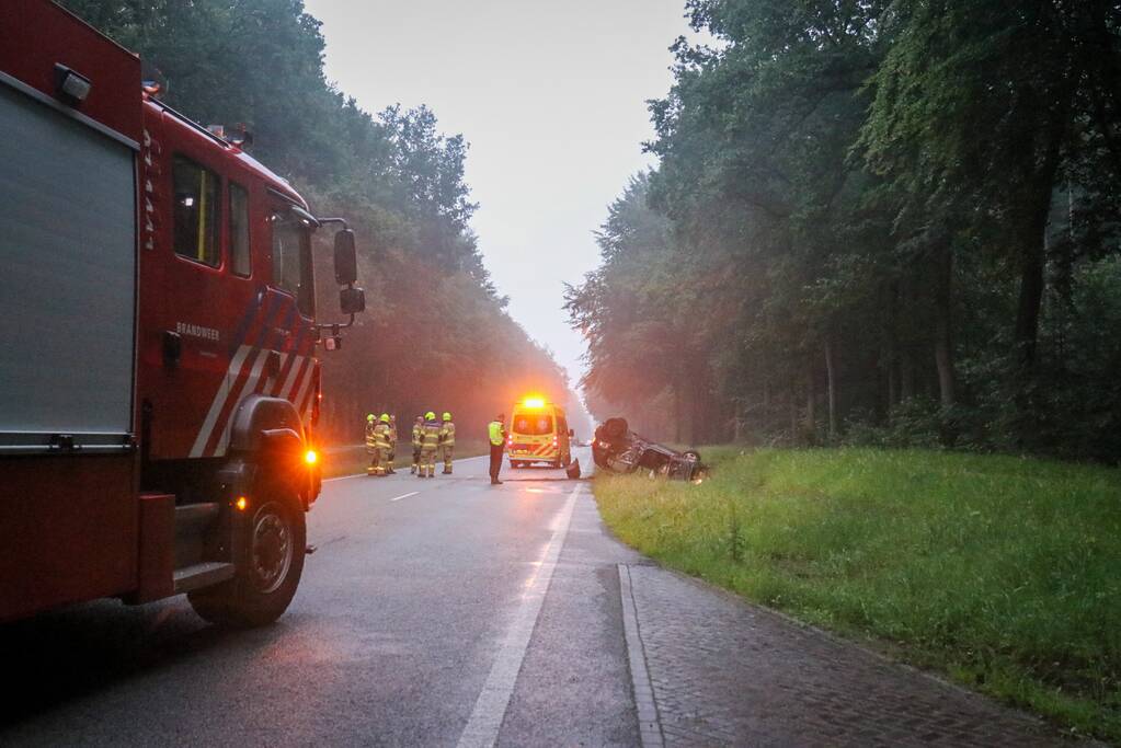 Auto belandt op dak na ongeval