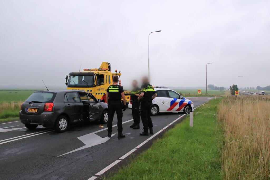 Politieauto ramt personenauto, inzittenden aangehouden