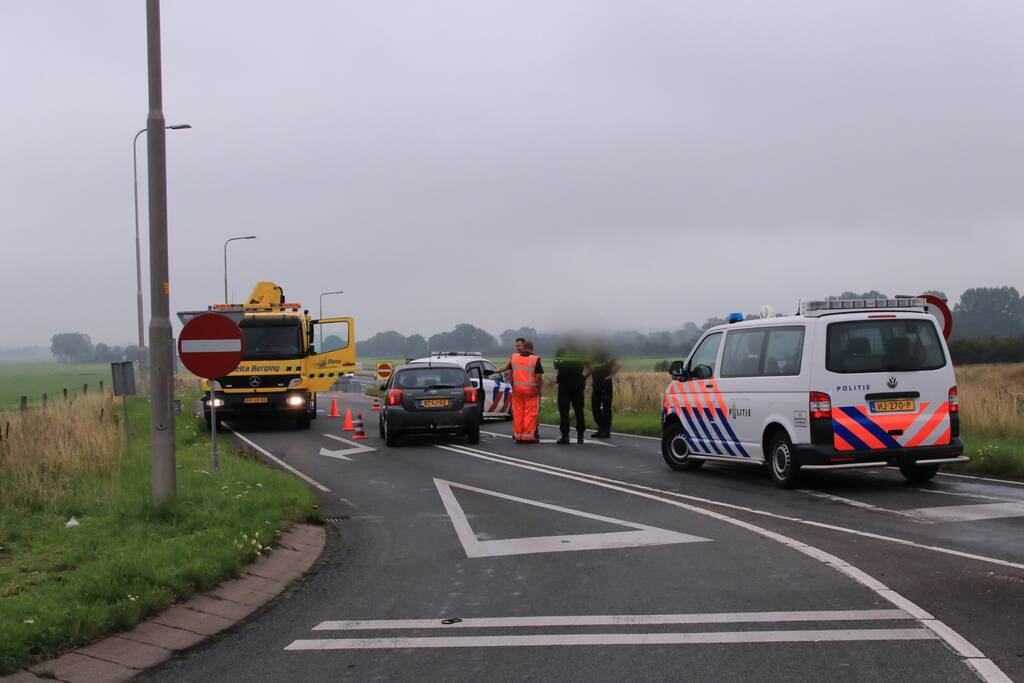 Politieauto ramt personenauto, inzittenden aangehouden
