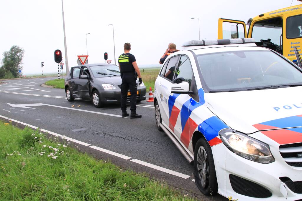 Politieauto ramt personenauto, inzittenden aangehouden