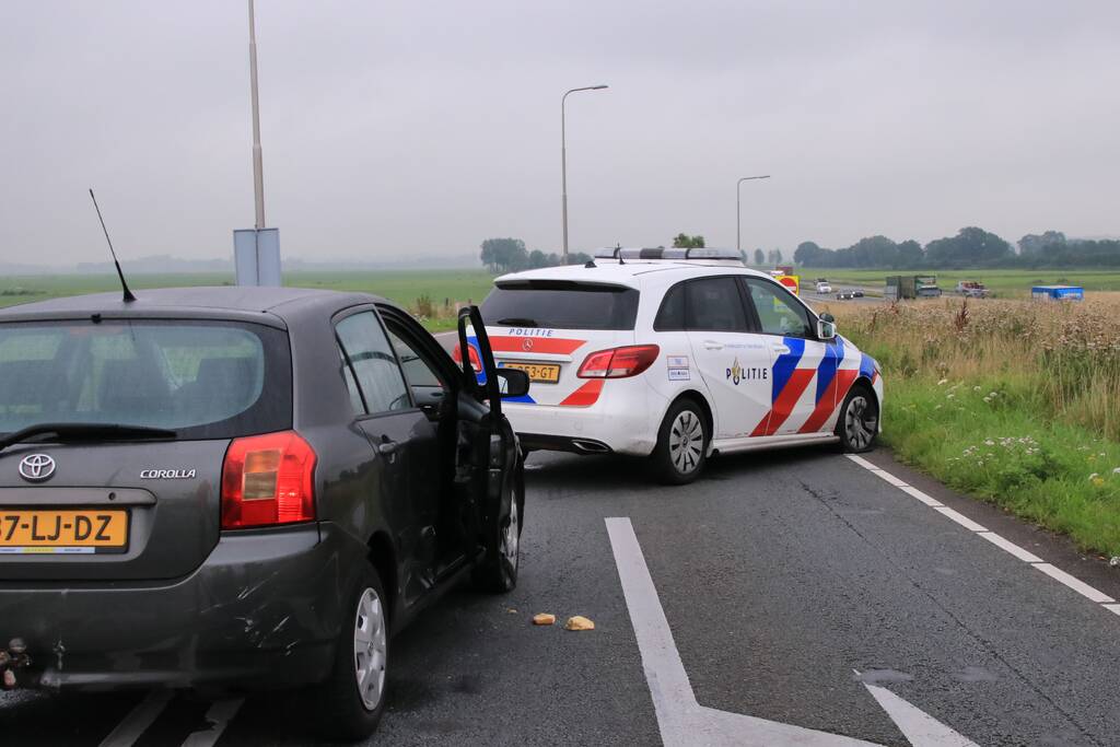 Politieauto ramt personenauto, inzittenden aangehouden