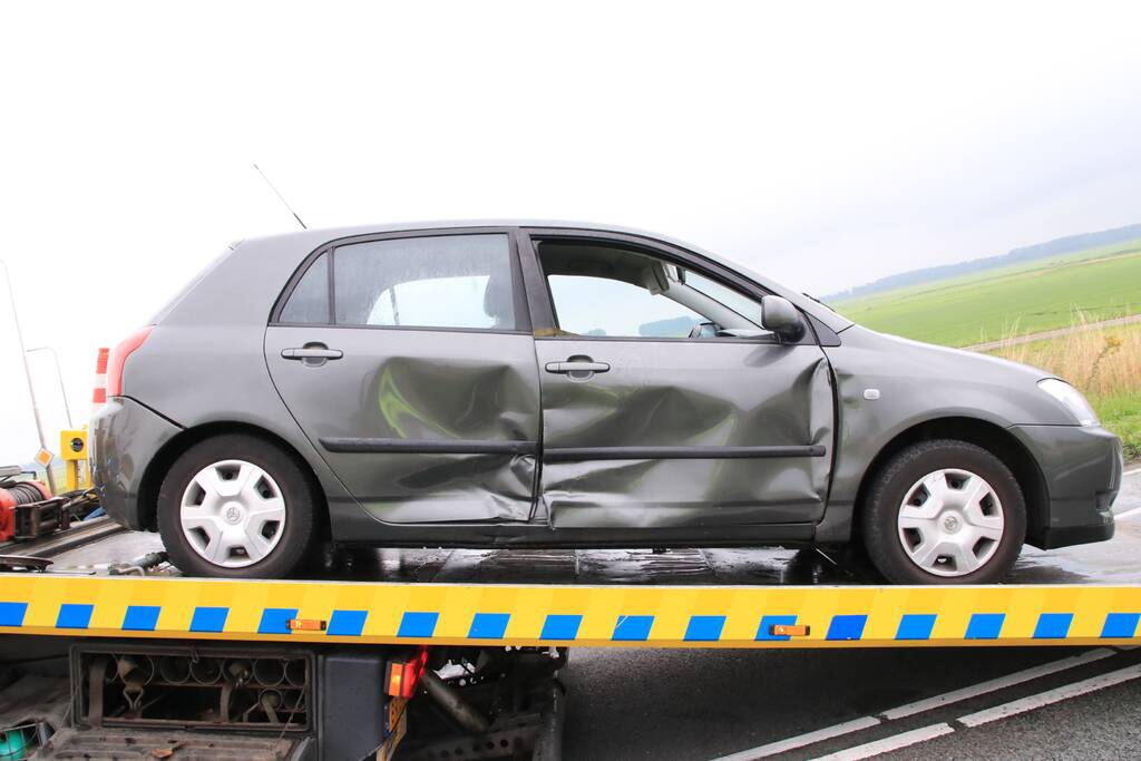 Politieauto ramt personenauto, inzittenden aangehouden