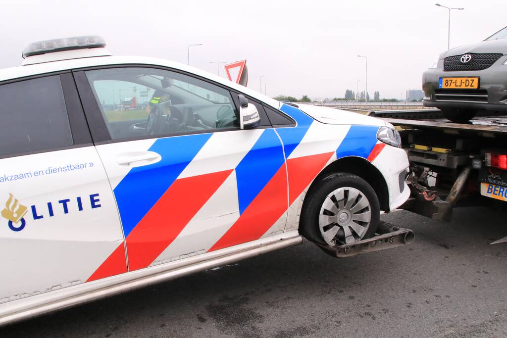 Politieauto ramt personenauto, inzittenden aangehouden