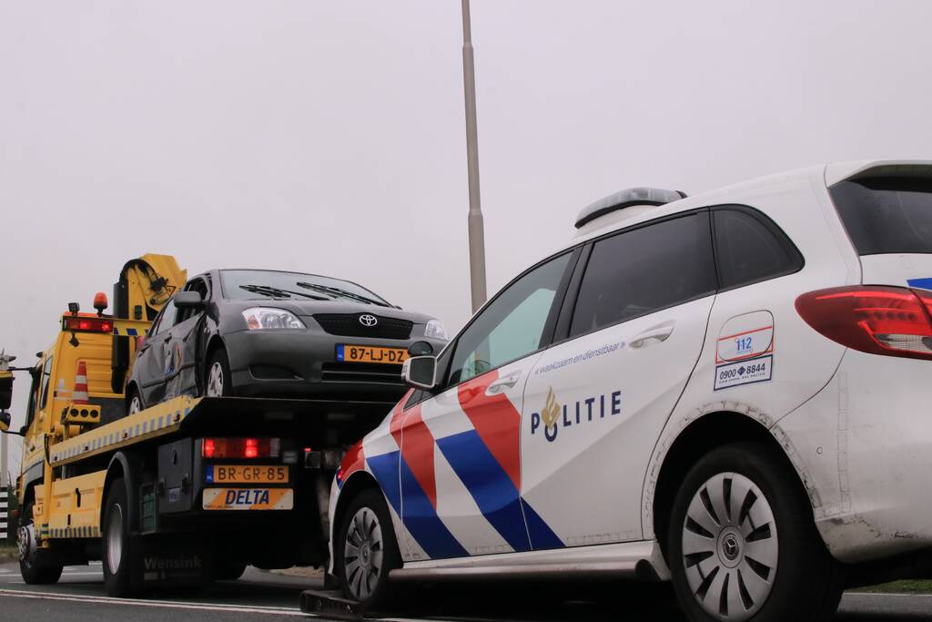 Politieauto ramt personenauto, inzittenden aangehouden