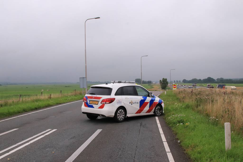 Politieauto ramt personenauto, inzittenden aangehouden