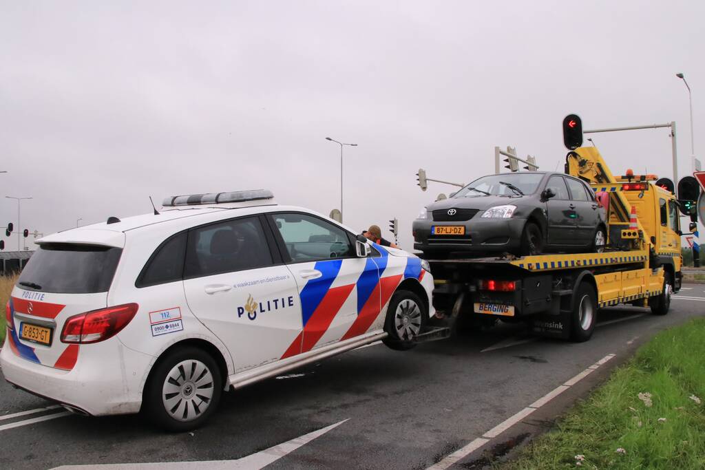 Politieauto ramt personenauto, inzittenden aangehouden
