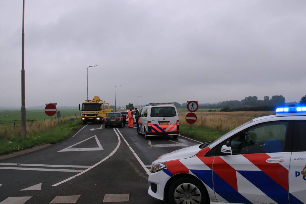 Politieauto ramt personenauto, inzittenden aangehouden