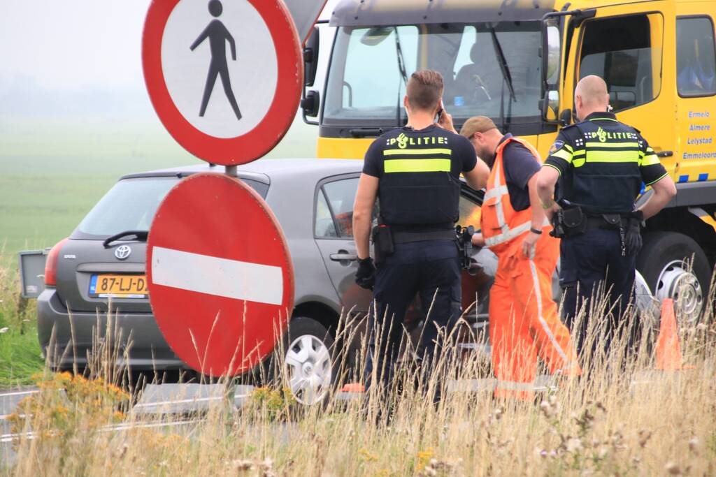 Politieauto ramt personenauto, inzittenden aangehouden