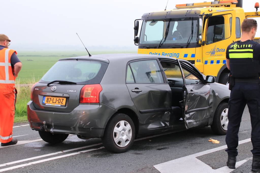 Politieauto ramt personenauto, inzittenden aangehouden