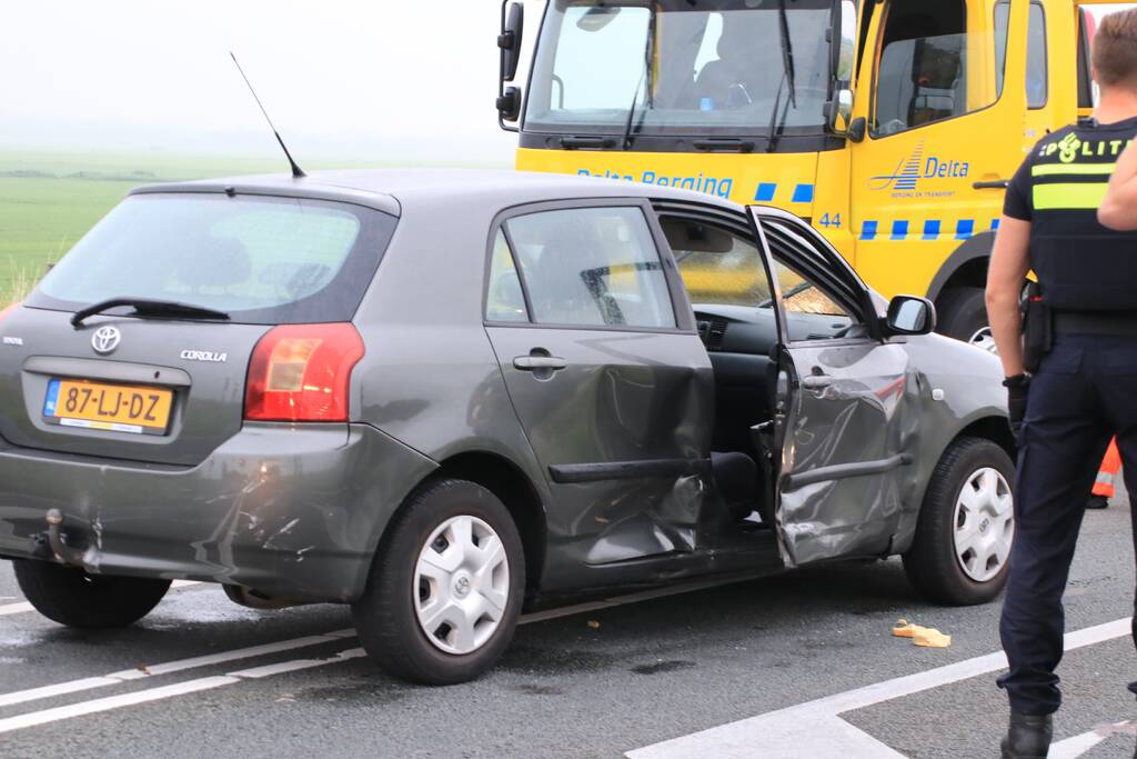 Politieauto ramt personenauto, inzittenden aangehouden