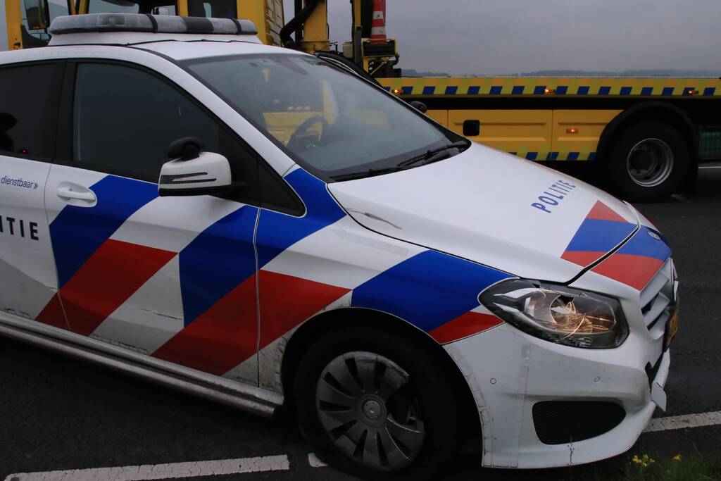 Politieauto ramt personenauto, inzittenden aangehouden