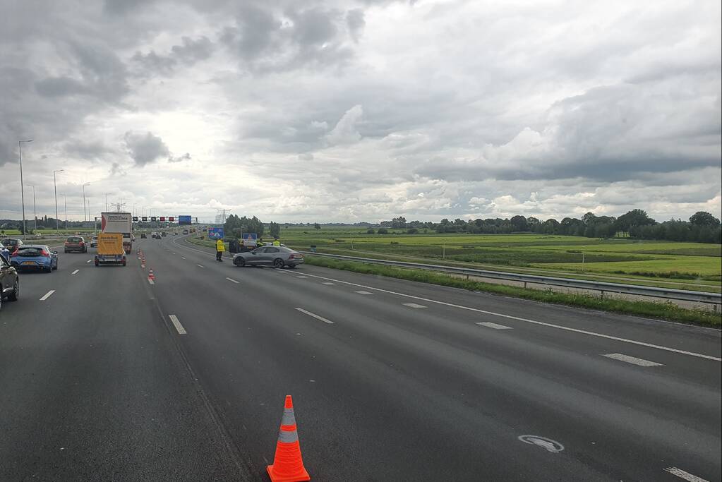 Dienst Speciale Interventies van de politie rijdt auto klem