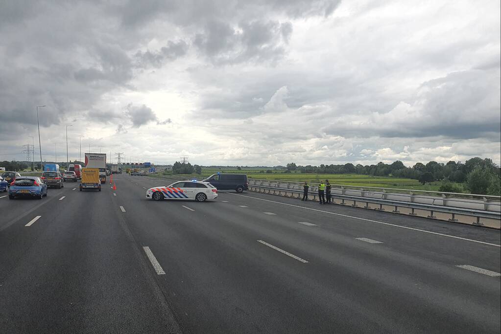 Dienst Speciale Interventies van de politie rijdt auto klem