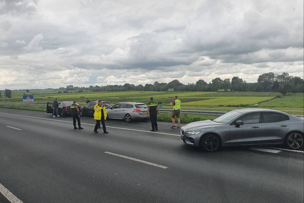 Dienst Speciale Interventies van de politie rijdt auto klem