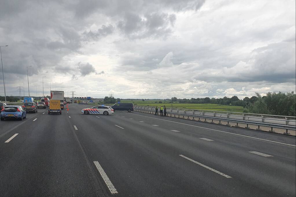 Dienst Speciale Interventies van de politie rijdt auto klem