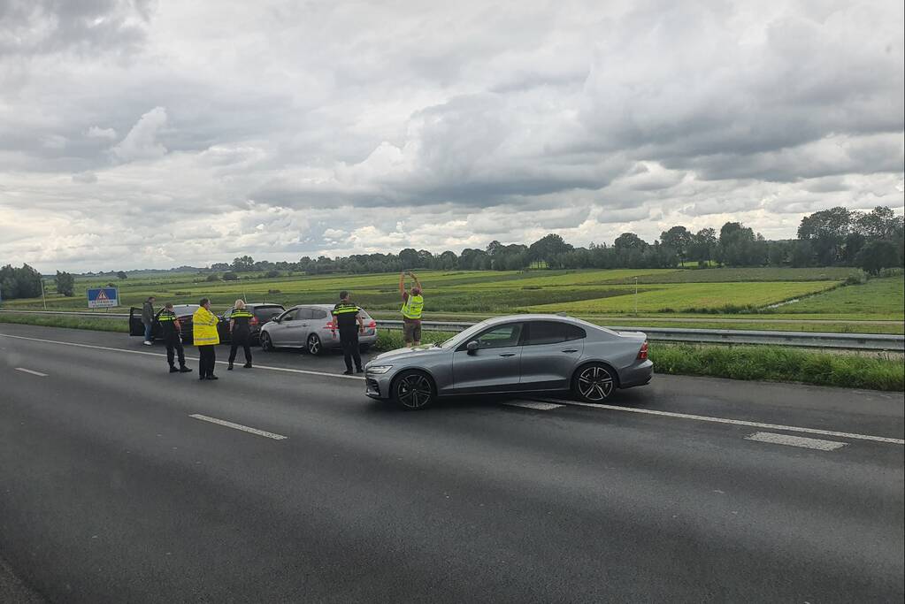 Dienst Speciale Interventies van de politie rijdt auto klem