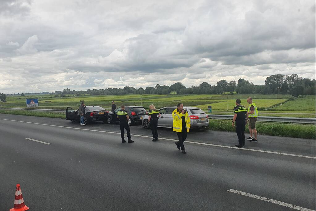 Dienst Speciale Interventies van de politie rijdt auto klem