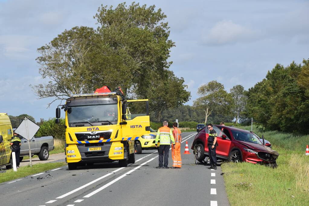 Coolblue-bestelbus knalt personenauto de sloot in