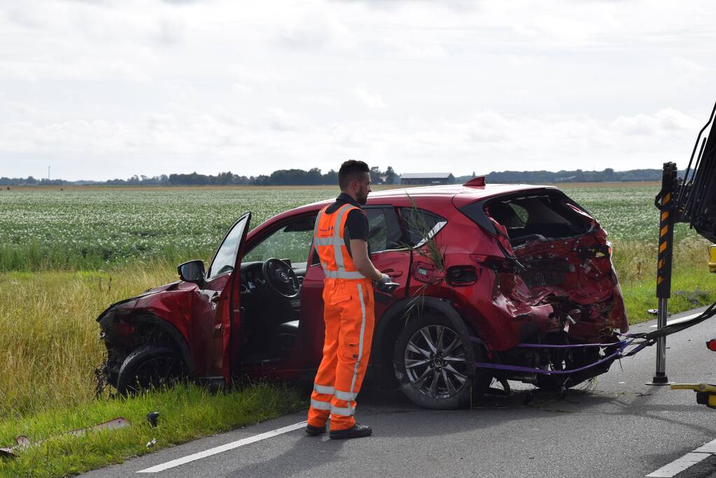 Coolblue-bestelbus knalt personenauto de sloot in