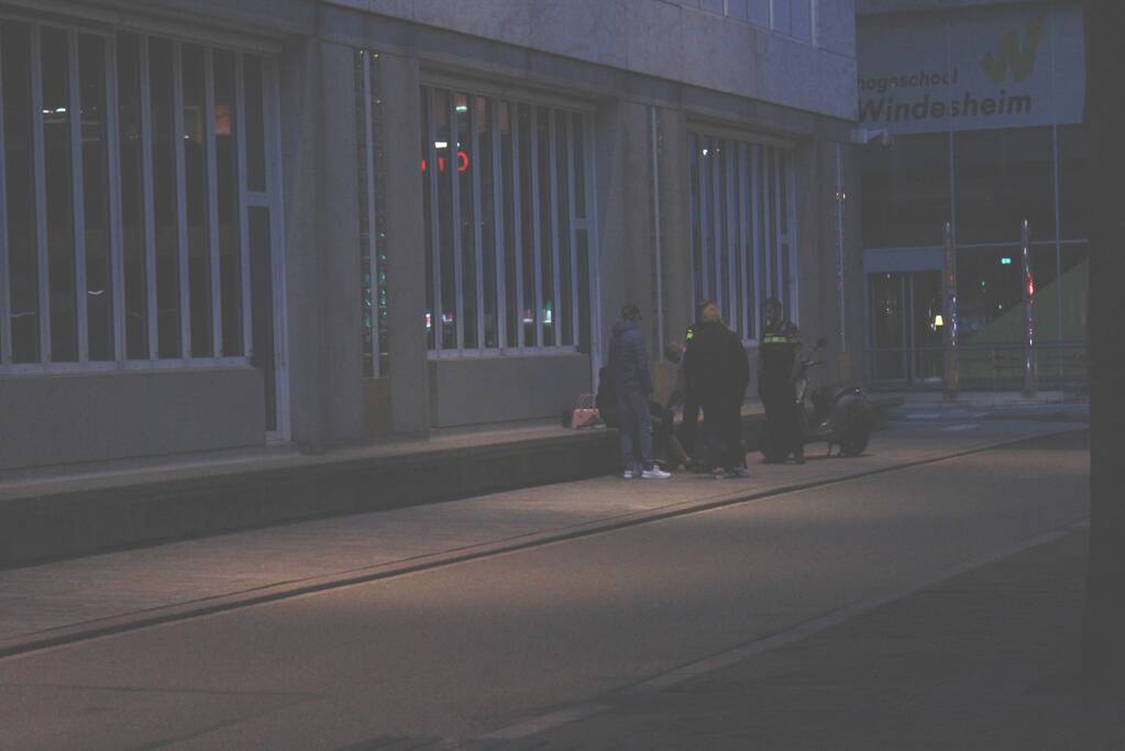 Twee scooters botsen op elkaar