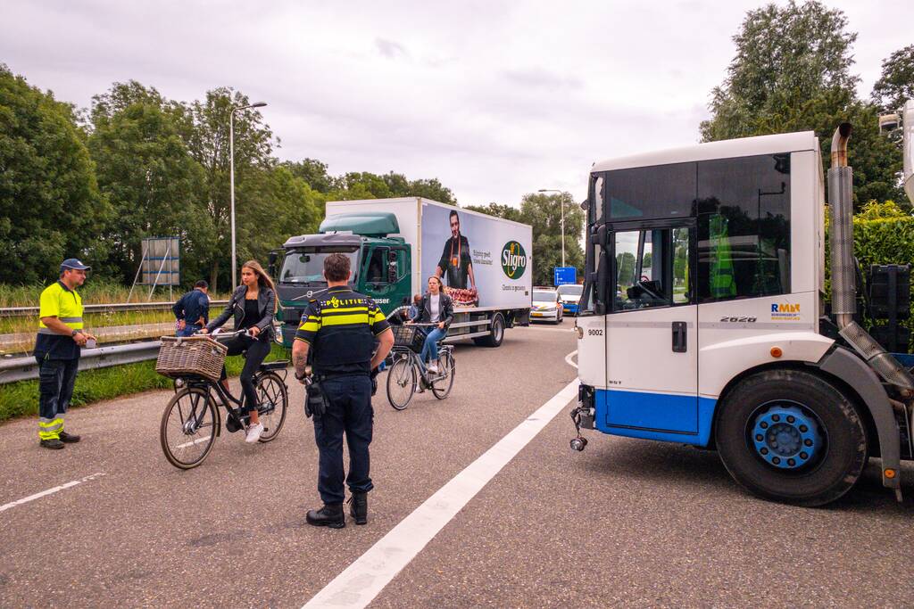 Vrachtwagen en vuilniswagen botsen