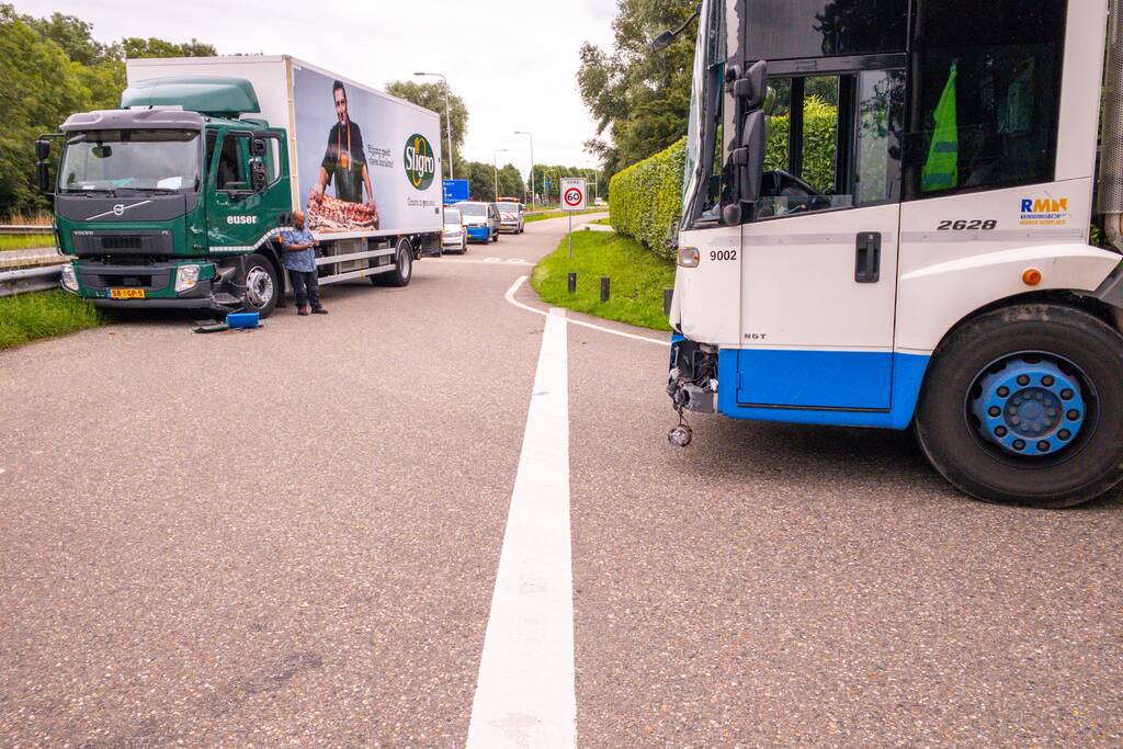 Vrachtwagen en vuilniswagen botsen