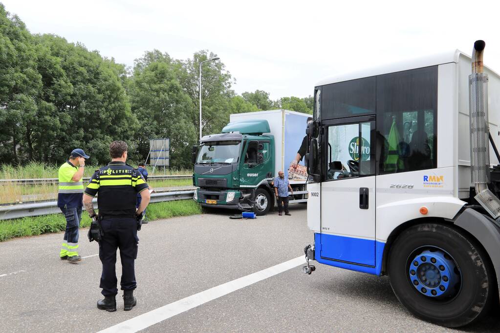 Vrachtwagen en vuilniswagen botsen