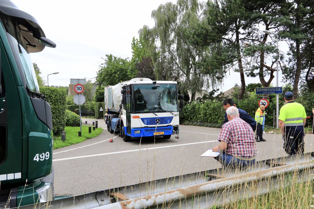 Vrachtwagen en vuilniswagen botsen