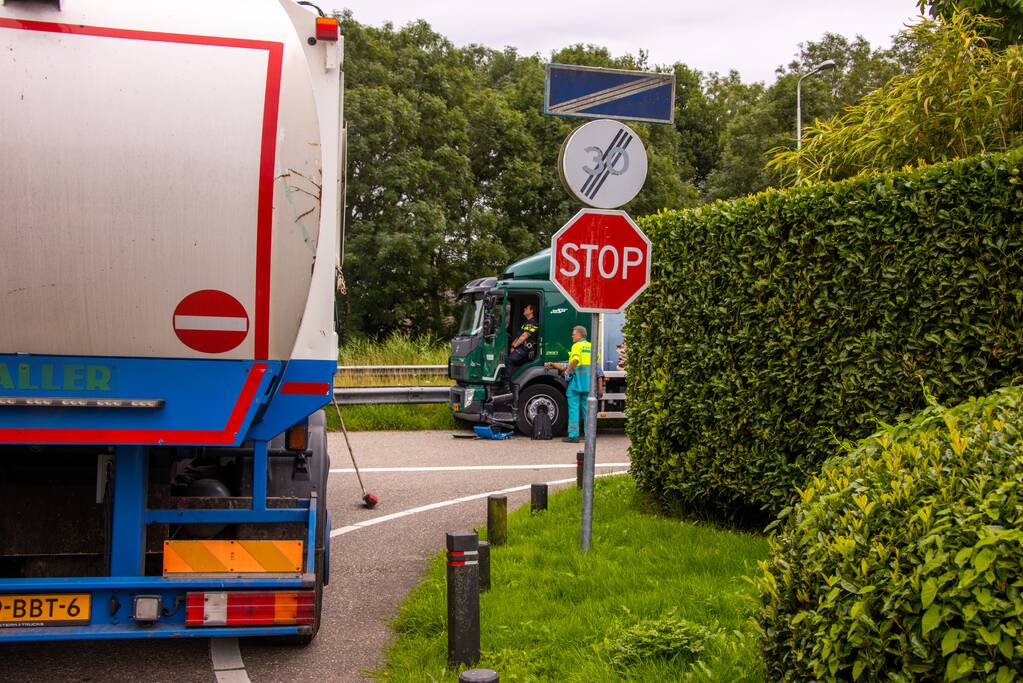 Vrachtwagen en vuilniswagen botsen