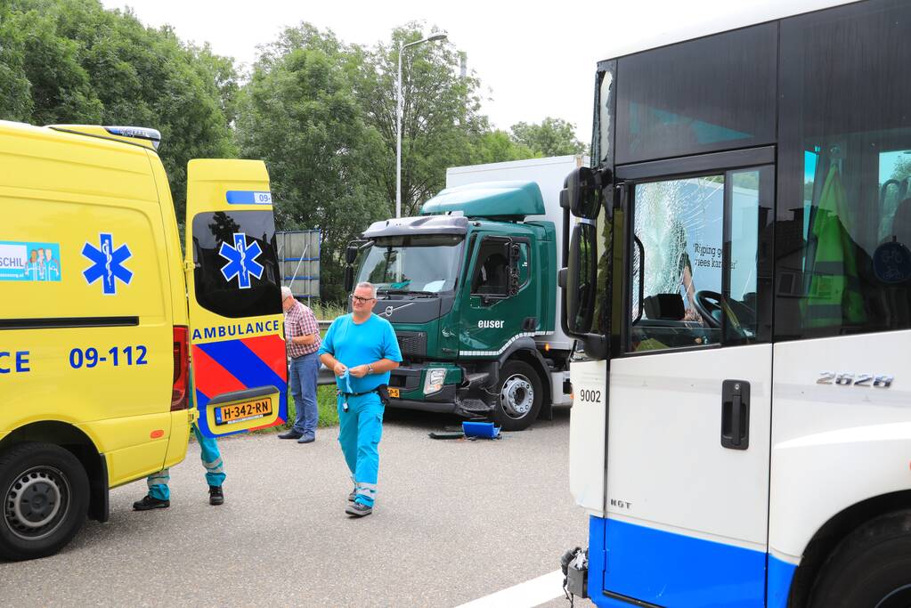 Vrachtwagen en vuilniswagen botsen