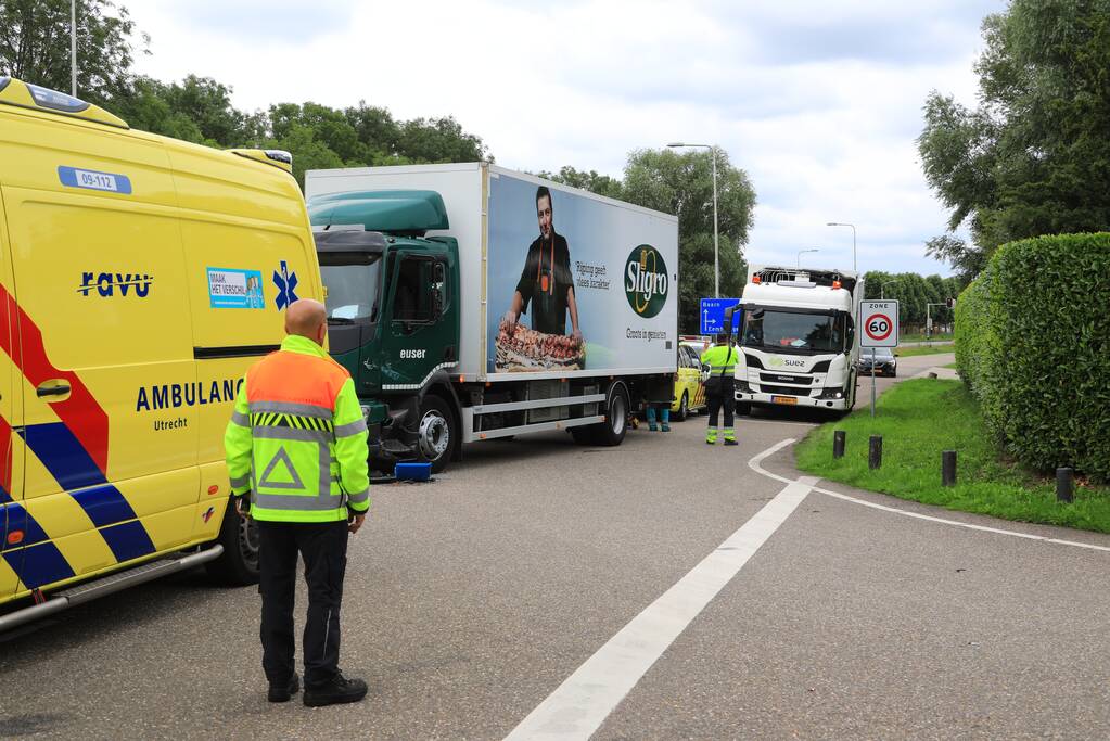 Vrachtwagen en vuilniswagen botsen